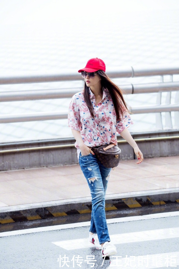 伊能静穿花衬衫出门，搭配牛仔裤显嫩20岁不止，网友：真有49岁吗