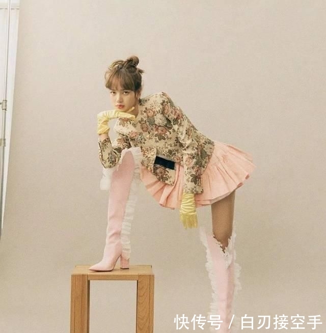 『花朵』2020开春 流行穿“开满花”的裙子,谁穿谁美!