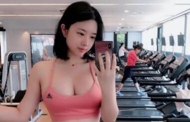 美女街拍:靓丽的紧身打底裤小姐姐,展现出非常靓丽的身材