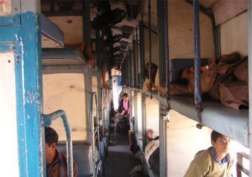 出去旅行时坐火车最好选上铺