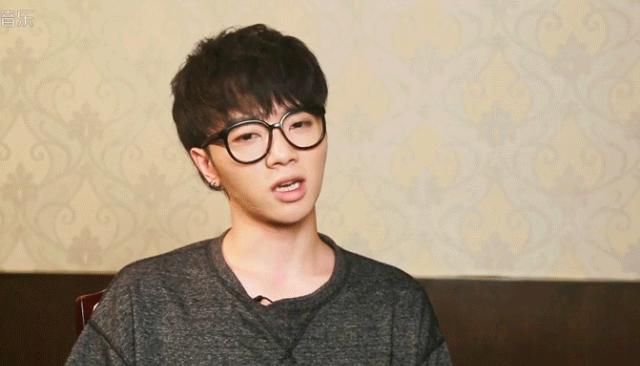  华晨：《王牌对王牌》华晨宇锁骨放32枚硬币怎么做到的？我不配做女生