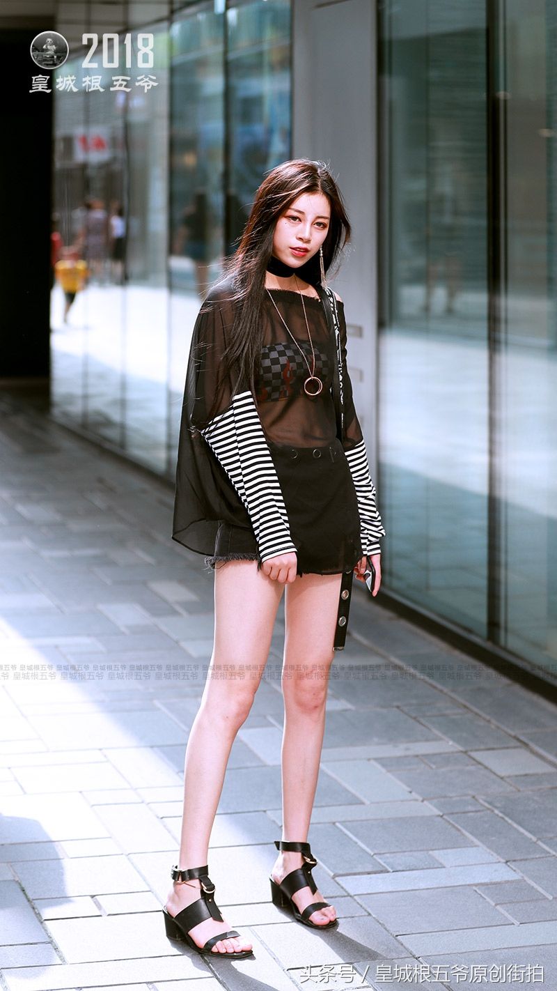 街拍:仲夏时节这样打扮既可爱又有小女人味
