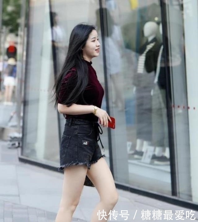 粉色■路人街拍,小姐姐身穿淡粉色连衣裙,那诱人的双腿真让人着迷