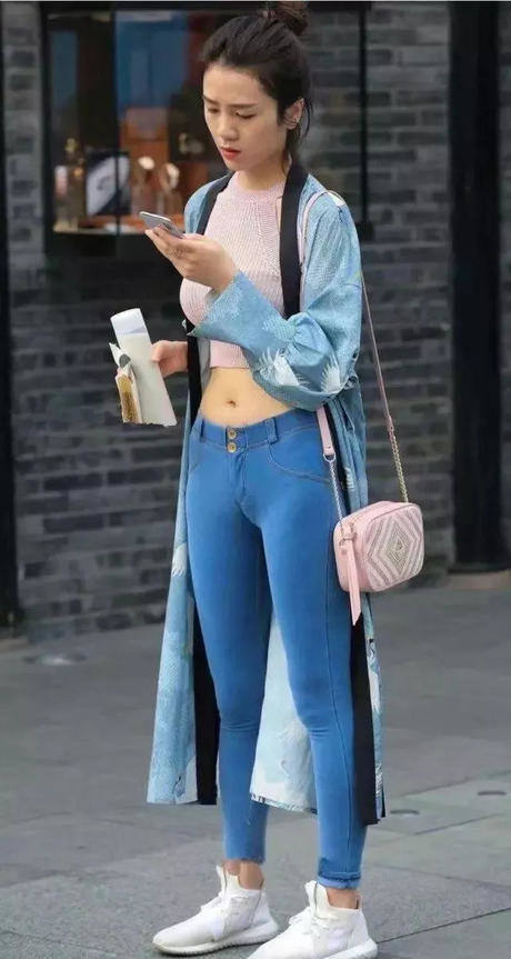 牛仔裤藏肉的技能满分，微胖妹子穿起更迷人