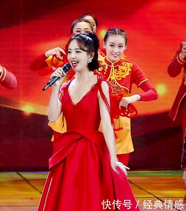 35岁孙俪与33岁佟丽娅，同穿大红裙出席活动，差别有点大！