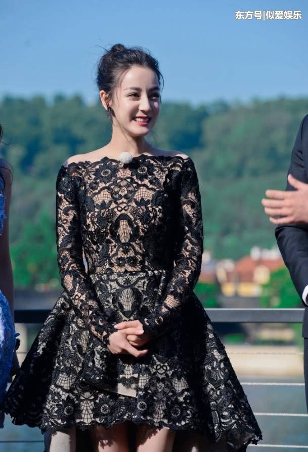 盛世美颜的热巴却被一条蕾丝裙拉低颜值 乍一看还以为是个大妈!