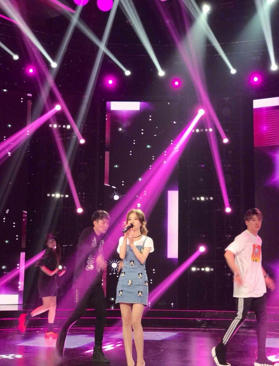 冯提莫真是有“心机”了，剪了个齐刘海把自己额头的缺陷掩盖了!