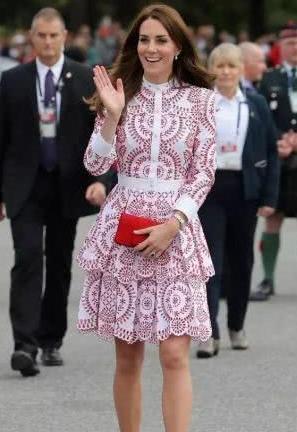 30年前的戴安娜王妃美得惊艳！自带贵族气质远超凯特王妃！