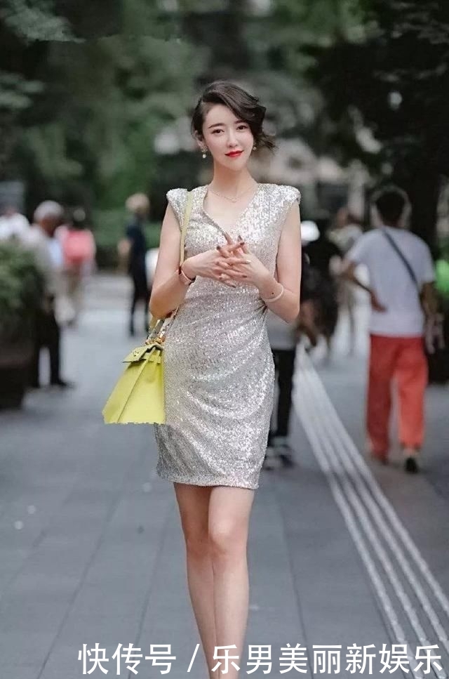  脚上搭配一■高跟鞋搭配包臀连衣裙，曼妙的身姿十分诱人
