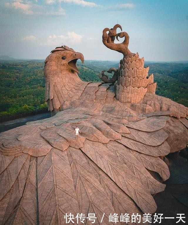 印度建造世界最高鸟雕像,耗时10年,游客表示这只鸟有点惨!