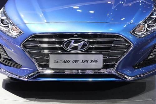  「开起」“BBA级”17万轿车开起啥感觉？一脚下去241匹，感应尾门配遮阳帘