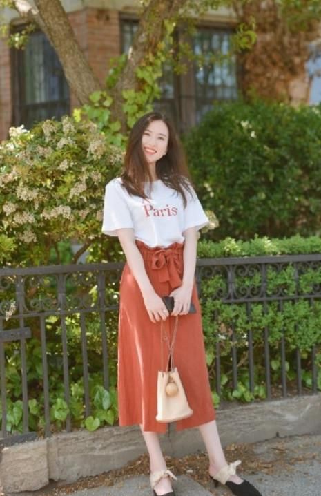 网红手捧奶茶走红，被称第二个奶茶妹！网友：没有对比就没有伤害