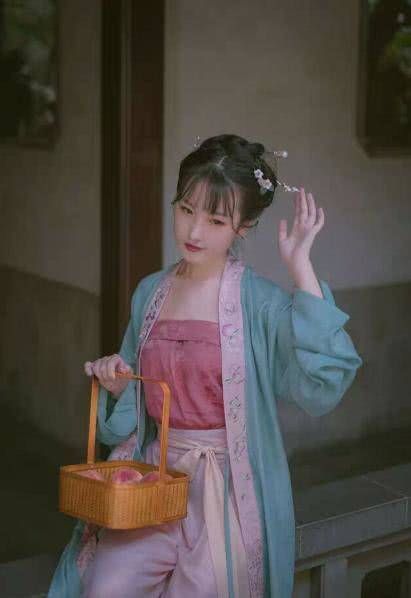  『款褙子』汉服科普：宋制褙子如何搭配春夏装，与明制披风有何不同？