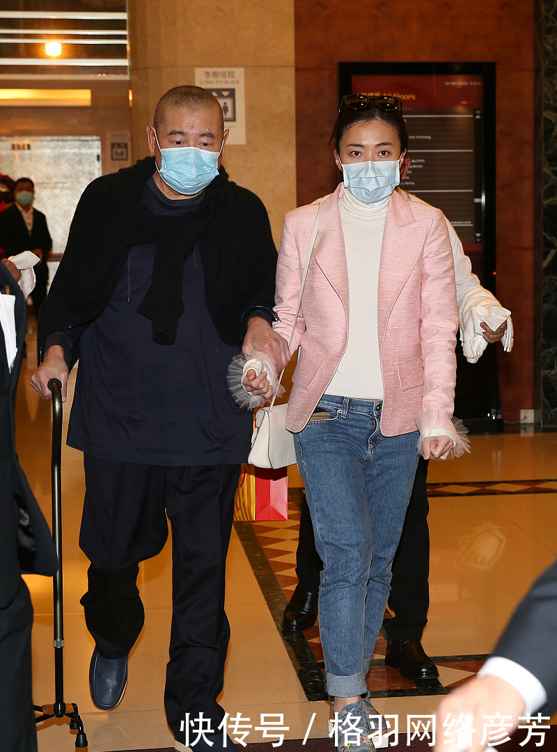  「粉色」甘比一身粉西装太显年轻！夫妻同框像父女，驴蹄鞋却暴露品味