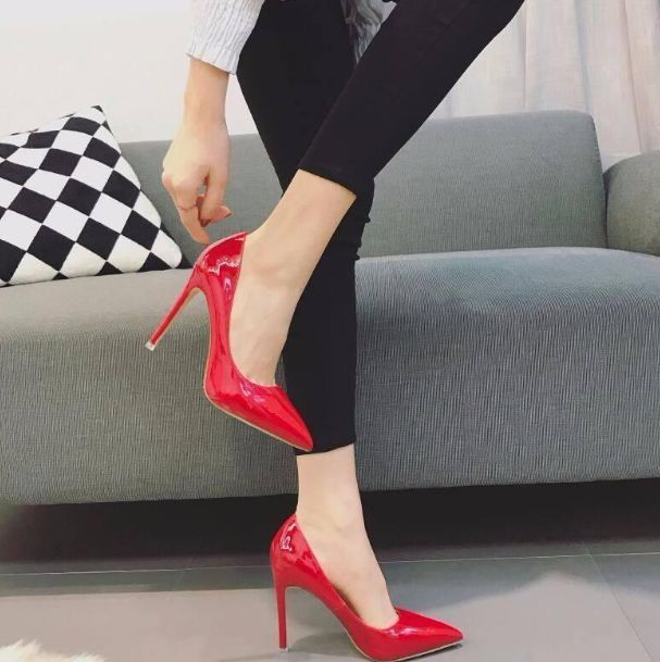 尖尖细高跟，打造出大长腿的既视感，让你的性感和妩媚大幅度增强