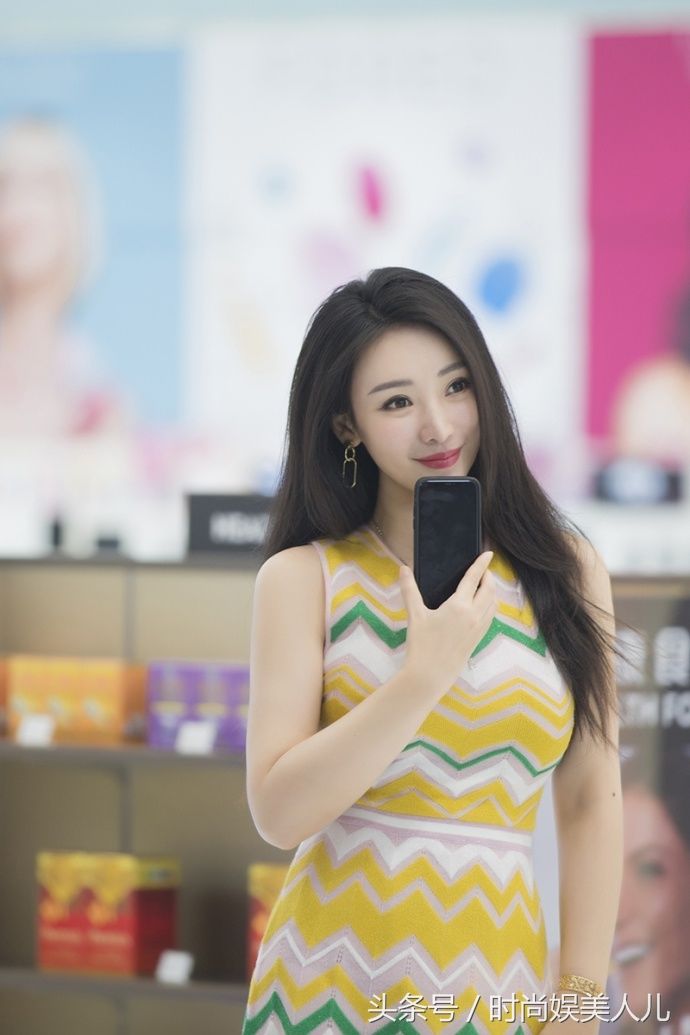 柳岩以都市伊人形象现身，她挑战三套不同风格的裙装，美艳众人!