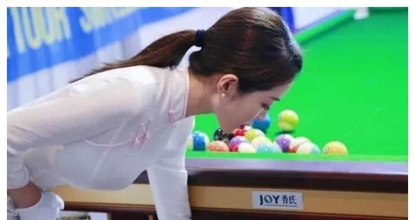 『 王钟瑶』穿旗袍亮相瑞士赛场，网友：尽显东方美，中国女裁判凭身材爆红