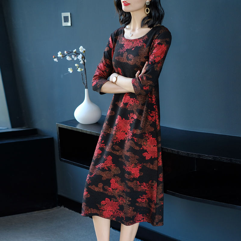 48岁大姑，入秋从不穿阔腿裤!只穿这高贵裙，嫩美像29小姐姐