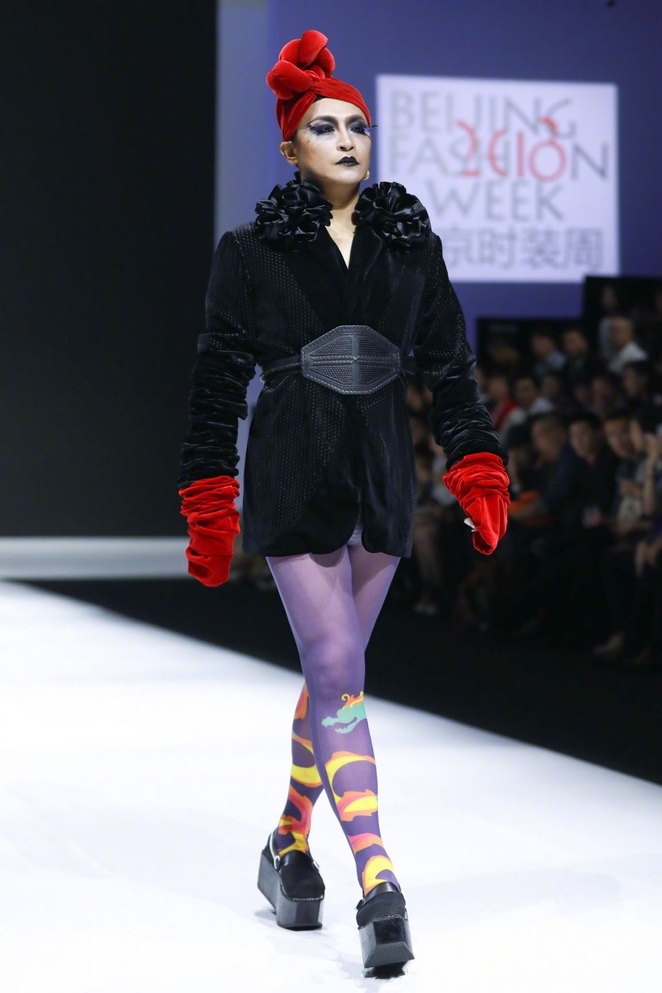 陈志朋为了火太拼了，走秀造型这么夸张，网友表示很心疼