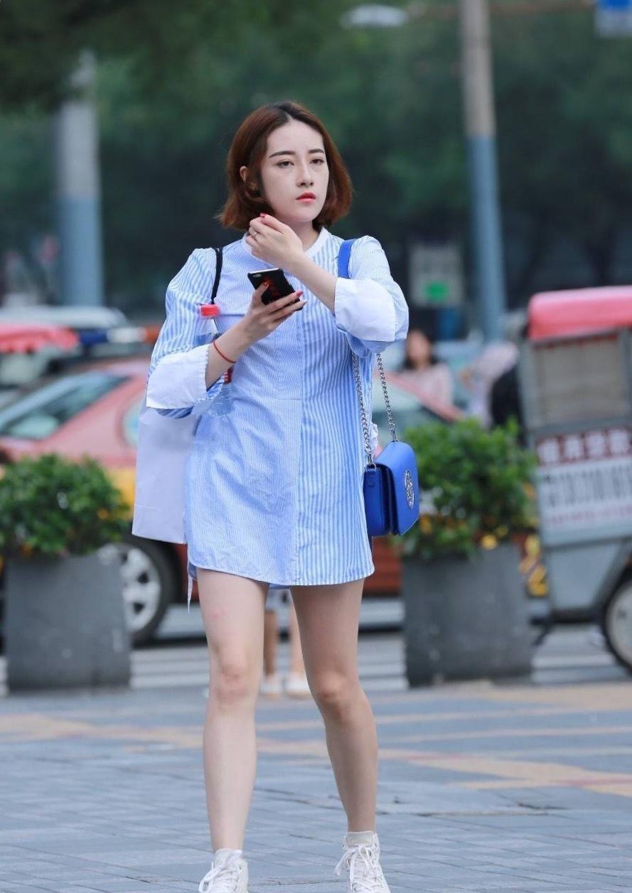 素人街拍： 紧身裤凸显大长腿,御姐范让男人着迷