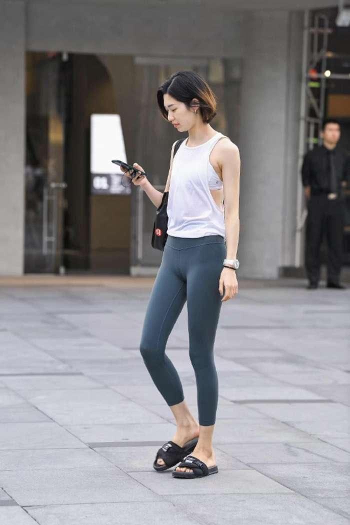 小姐姐穿着尽显完美身材，美腿修长，身材凹凸有致，吸引力十足!