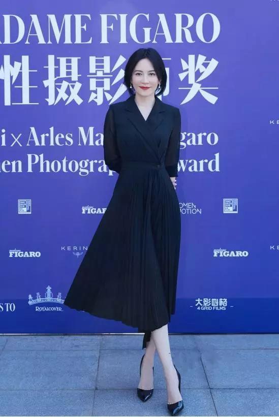 气质:40岁的女性搭配小技巧,让你年轻又气质