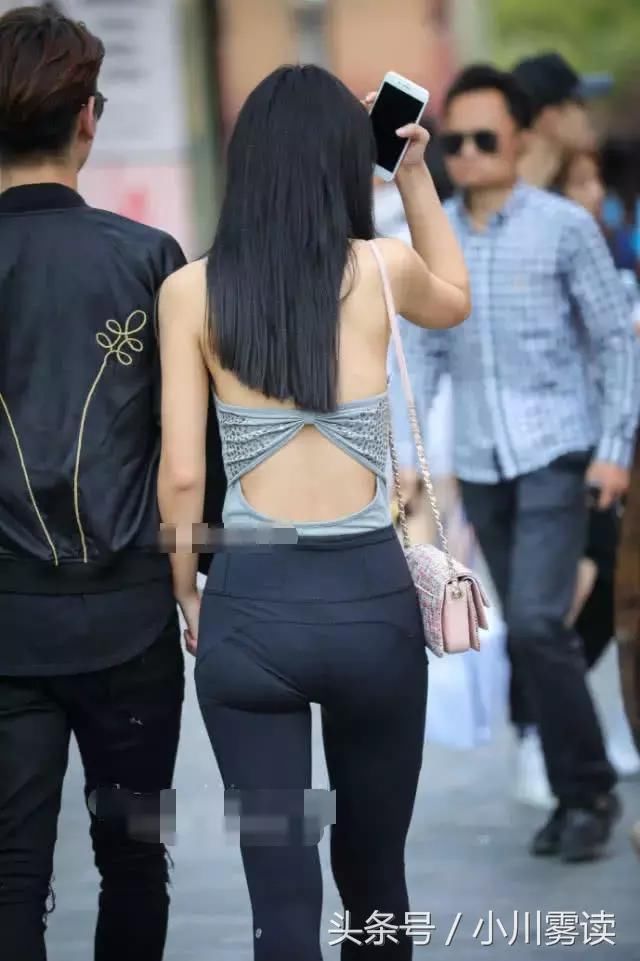 露背丰腴美女携男友逛街风光无限,饱满臀线尽显浑圆曲线旁煞他人