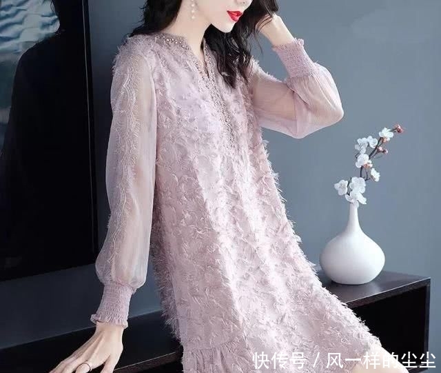  优雅：女人再美，别穿花枝招展！“小香风”春裙＋平鞋，衬得高雅又减龄