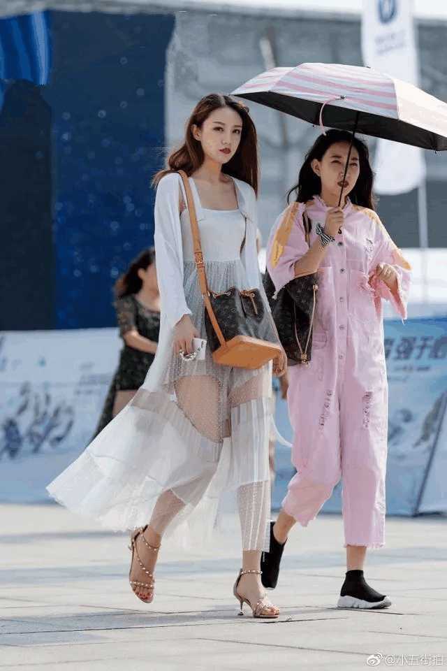 路人街拍：?紧身牛仔裤搭配黑色T恤的小姐姐，身材曲线分明