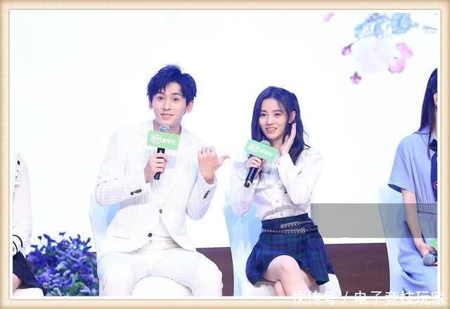 鞠婧祎腿夹的真高明！一丝缝隙都没有，把张哲瀚礼貌眼都逼出来了