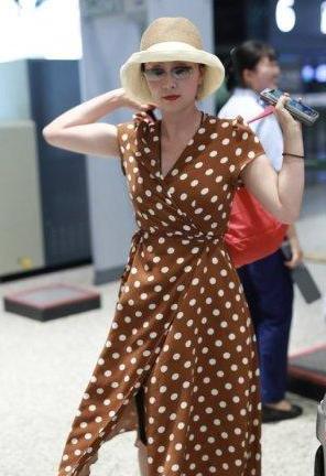 50岁的金星厉害了!挑战赵薇陶虹同穿波点裙,网友:到底谁赢了