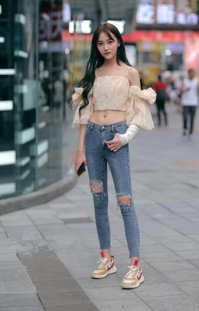 街拍:小吊带搭配长裙，清凉优雅性感都是你，十分迷人!