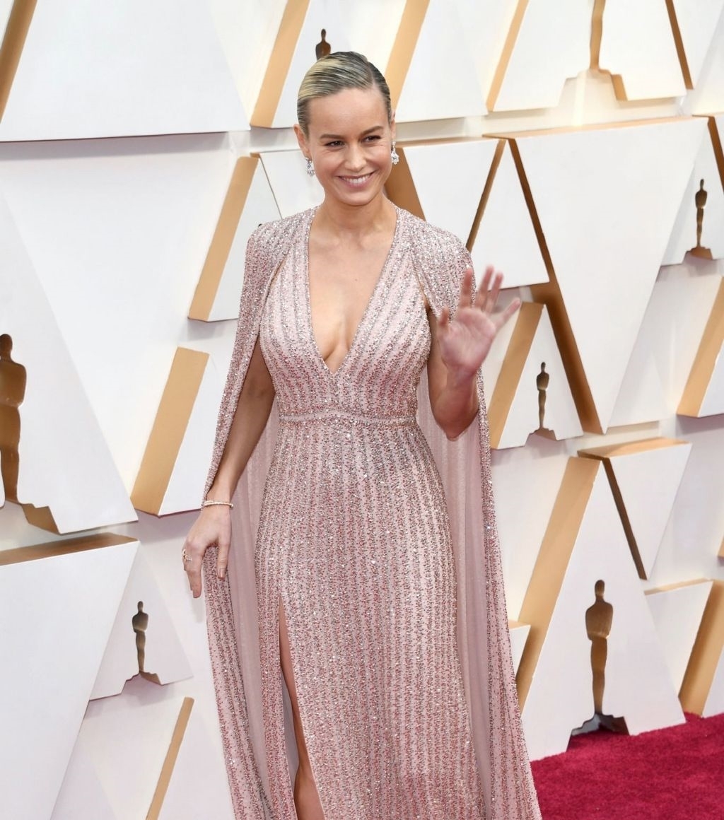 「不少」“惊队”布丽·拉尔森现身活动!容颜虽憔悴不少,身材却让人惊艳