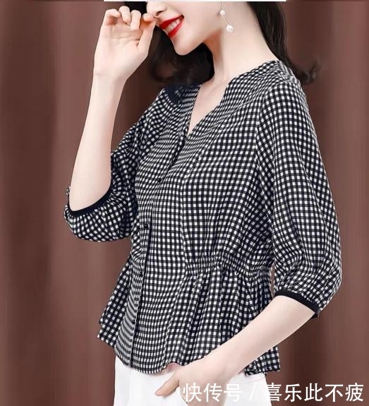 女人:刚上新的一种“高级灰”套装,适合6070后女人穿,高雅超嫩美