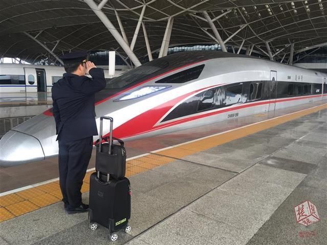 “全国道德模范”刘洋首次开上高铁列车