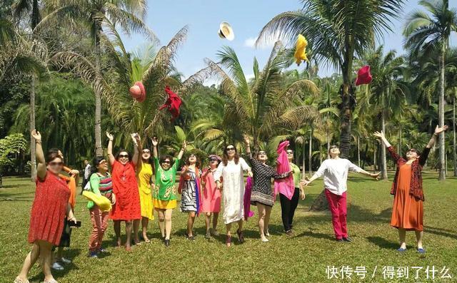 为什么中国大妈旅游人手一条丝巾?丝巾成风景,老外看了一脸疑惑