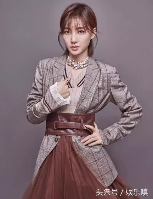 王丽坤鞋子都不会穿了，中筒靴非要弄成板鞋，这腿除了瘦就是瘦！