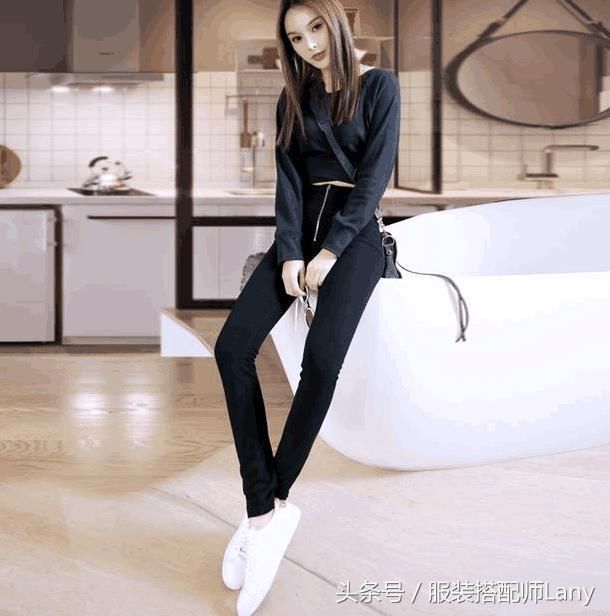 紧身裤被美丽的小姐姐穿在身上，展现出不一样的时尚魅力