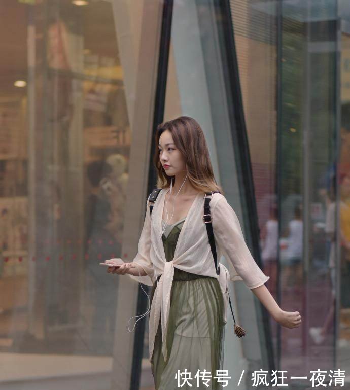 路人街拍，身材苗条的小姐姐穿着修身，更加的美丽动人