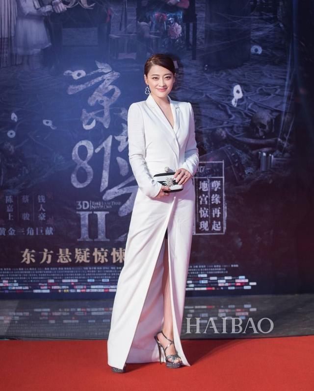 43岁梅婷太大胆，穿一件T恤就出门了！瘦下来真任性！