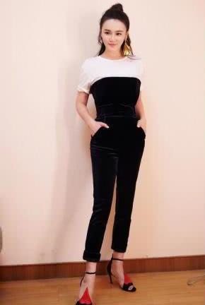 冉莹颖穿深V装现身，却频频用手遮挡事业线，网友：敢穿不敢露啊