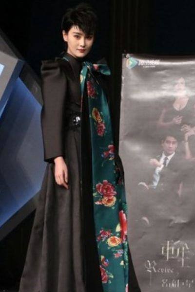 男人为啥不喜欢太瘦的女生？看到同穿旗袍的张馨予和戚薇，秒懂！