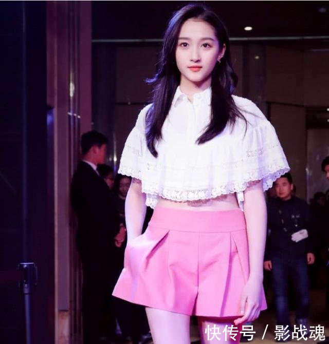 关晓彤为秀身材也是努力，把手都放进衬衫里了，感觉一动就走光！