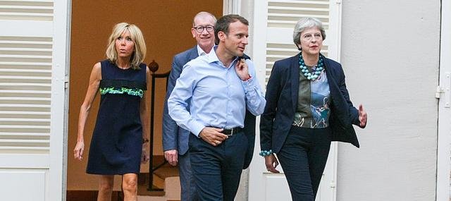 65岁法国第一夫人陪丈夫马克龙亮相！腿都快瘦得和鞋跟一样粗了！