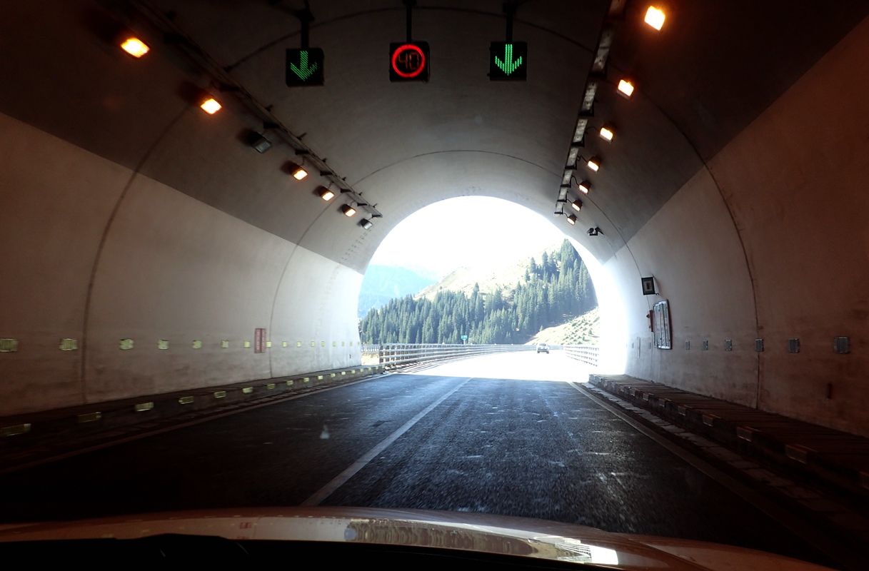 自驾走壮观的果子沟大桥，来到中国最西端——霍尔果斯口岸