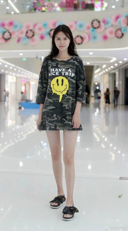 路人街拍：三位漂亮的小姐姐上街，腿长的比戴墨镜的更吸引人