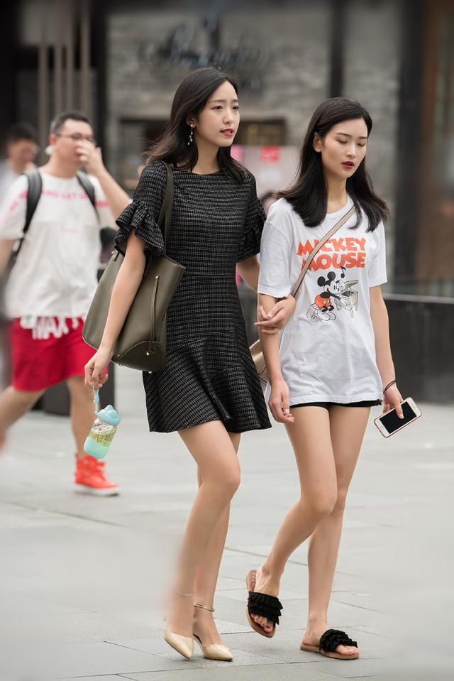 路人街拍，尽显气质迷人的时尚穿搭参考，让你的气质甩路人几条街