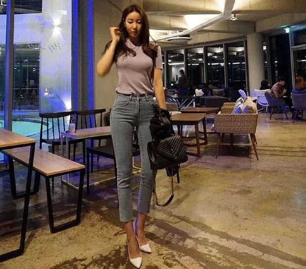 清爽出众的牛仔裤美女，身材曲线凹凸分明，彰显女神范！