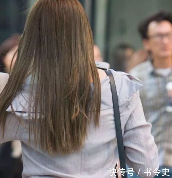  【妩媚动人】街拍：妩媚动人的美女，一条黑色的连衣裙，时尚魅力十足