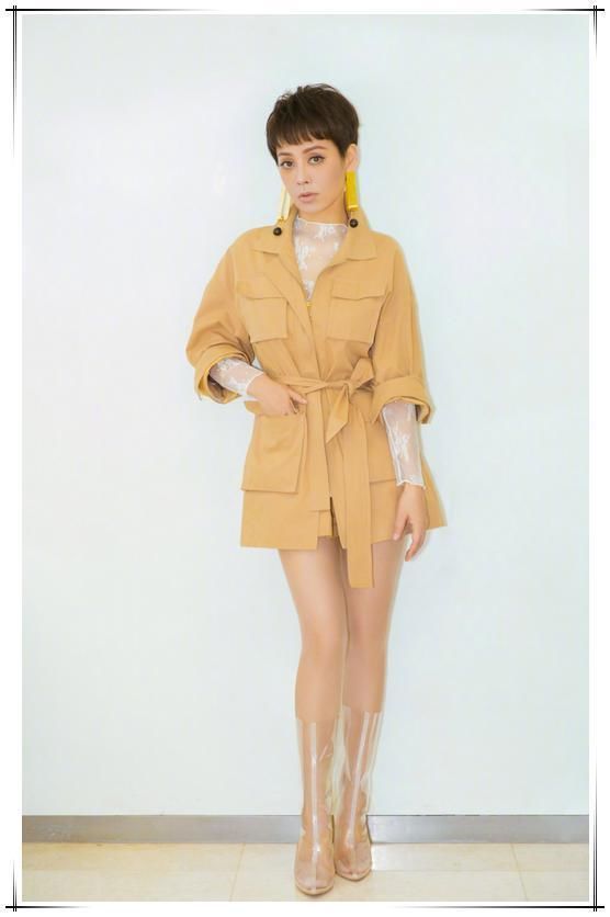 40多岁女人就别乱穿了,学宁静这样,短发也能穿出满满女人味!